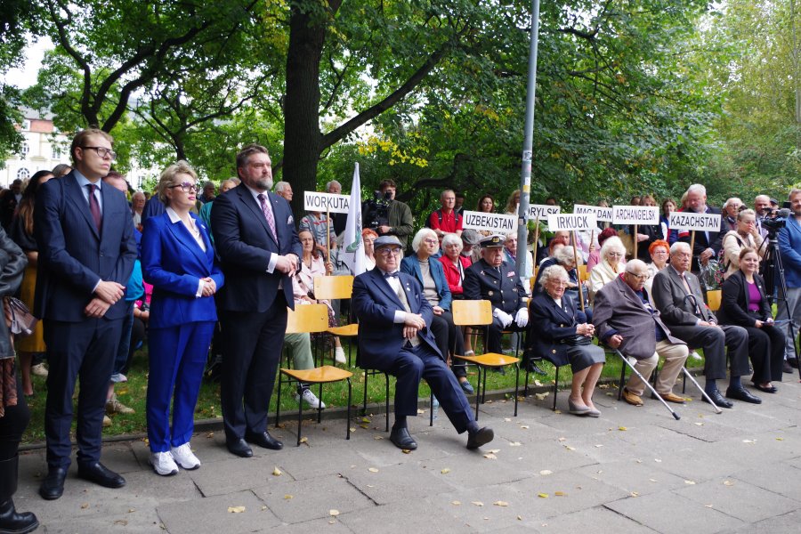 Obchody 87. rocznicy sowieckiej agresji na Polskę pod pomnikiem  &bdquo;W hołdzie zesłańcom Sybiru&rdquo;. Na zdjęciu m.in: prezydent Gdyni Aleksandra Kosiorek, przewodniczący Rady Miasta Tadeusz Szemiot pomorski radny Roman Dambek, gdyńscy radni: Agnieszka Tokarska, Joanna Zielińska i Łukasz Strzałkowski 