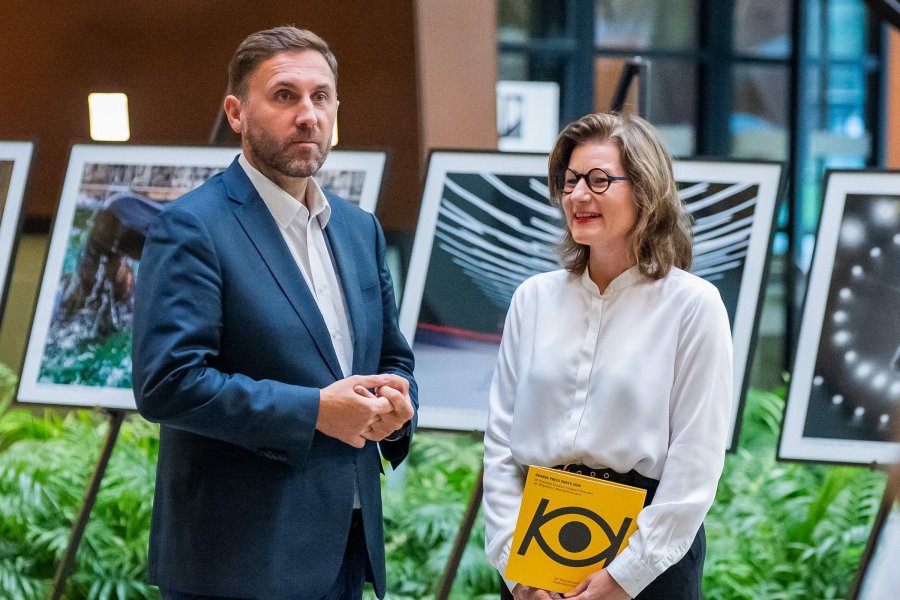 Magdalena Mistat &ndash; pełniąca obowiązki dyrektora Europejskiego Centrum Solidarności i Piotr Borawski &ndash; zastępca prezydent Gdańska ds. mobilności i bezpieczeństwa podczas gali konkursu Gdańsk Press Photo 2026 