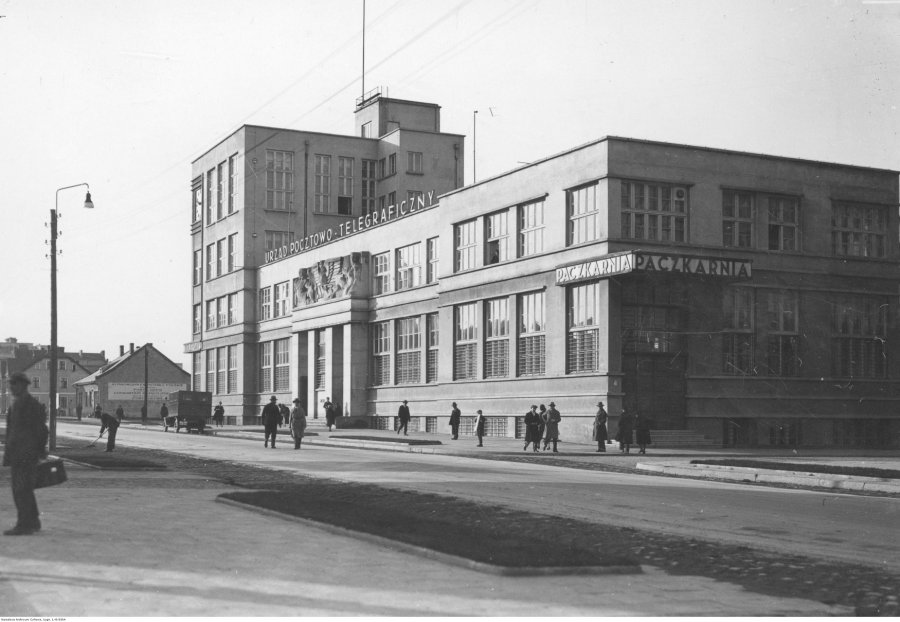 Urząd pocztowo- telegraficzny przy ulicy 10 lutego w Gdyni.1928 r., źródło: NAC