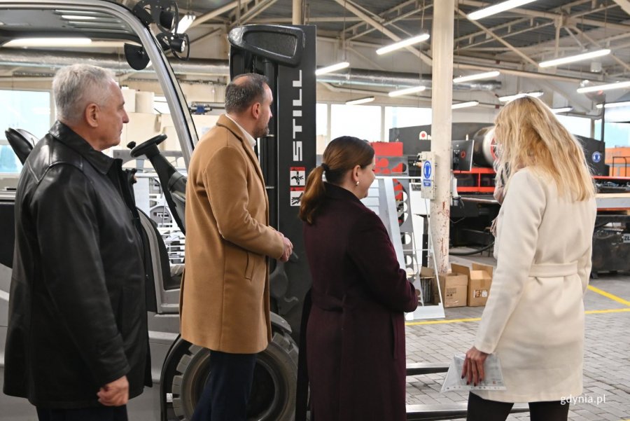 Prezydent Gdyni Aleksandra Kosiorek i wiceprezydent Tomasz Augustyniak wraz z zarządem Klimawentu (fot. Magdalena Starnawska)