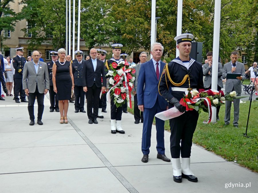 Uczestnicy uroczystości z okazji 77. rocznicy wybuchu powstania warszawskiego złożyli wieńce przed pomnikiem AK na skwerze Kościuszki. Na pierwszym planie żołnierz MW z wieńcem, a tuż za nim senator RP - Sławomir Rybicki. W tle delegacja gdyńskich samorządowców - od lewej: Andrzej Bień - wieloletni przewodniczący Rady Miasta Gdyni, a obecnie komendant Straży Miejskiej w Gdyni, Elżbieta Raczyńska - radna Gdyni, Michał Guć - wiceprezydent Gdyni oraz Zenon Roda - radny Gdyni // fot. Magdalena Czernek