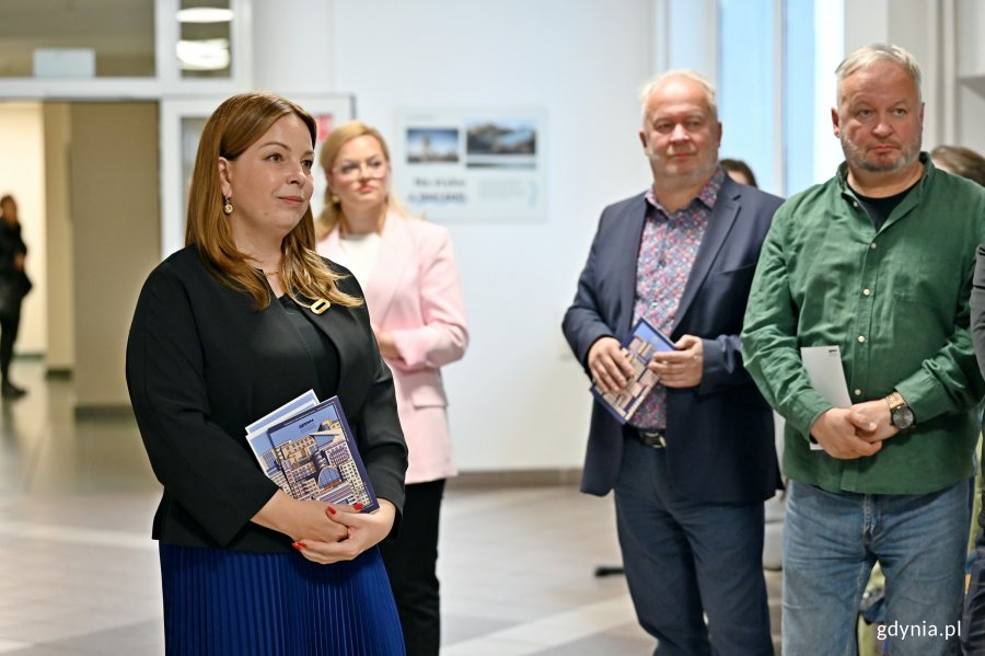 Wiceprezydentka Gdyni Oktawia Gorzeńska oraz Krzysztof i Wojciech Jankowscy podczas wernisażu wystawy &bdquo;Gdynia Miasto Modernizmu&rdquo; w Galerii Ratusz na pierwszym piętrze gł&oacute;wnego budynku Urzędu Miasta Gdyni 