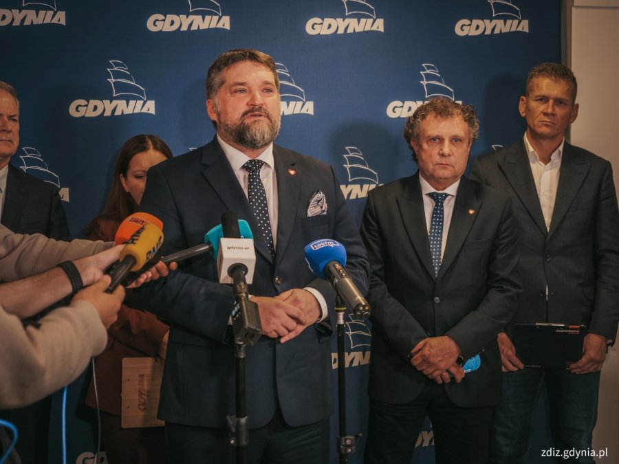 Postępowanie na wykonanie ekspertyzy oraz Programu Funkcjonalno-Użytkowego dla Estakady Kwiatkowskiego zostanie ogłoszone jeszcze w tym roku. Na zdjęciu widoczni: Tadeusz Szemiot, przewodniczący Rady Miasta Gdyni, Jacek Karnowski, sekretarz stanu w Ministerstwie Funduszy i Polityki Regionalnej oraz Michał Felon, dyrektor Zarządu Dróg i Zieleni w Gdyni. (fot. Marcin Mielewski/ZDiZ w Gdyni)