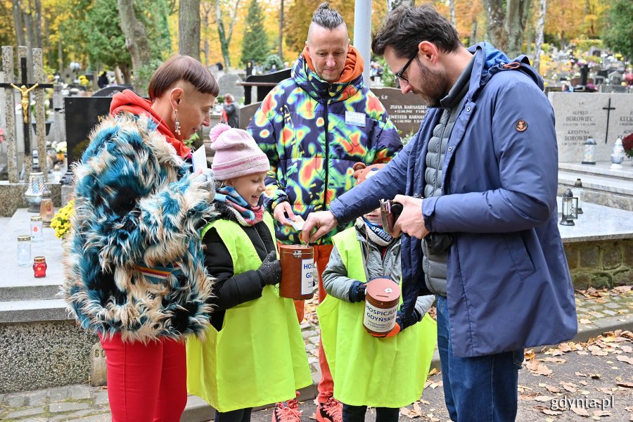 Jola Słoma i Mirek Trymbulak podczas kwesty na Cmentarzu Witomińskim