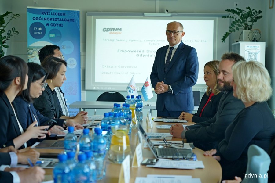 Witold Chudyszewicz – dyrektor Zespołu Szkół Ogólnokształcących nr 8 w Gdyni  i wiceprezydentka Oktawia Gorzeńska podczas spotkania z tajwańską delegacją w XVII LO