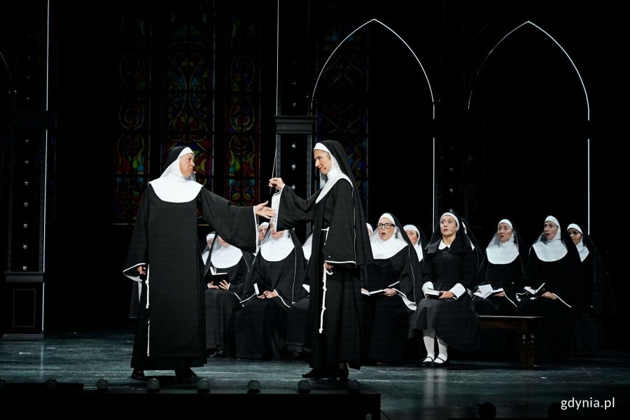 Zdjęcie z pr&oacute;by medialnej spektaklu &bdquo;Zakonnica w przebraniu&rdquo; w Teatrze Muzycznym w Gdyni. Scena zbiorowa 