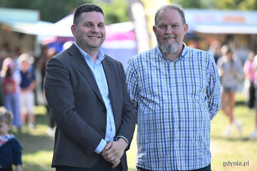Dzielnice świętują stulecie Gdyni. Na zdjęciu Maciej Zielonka, wiceprezydent Gdyni oraz Maciej Dobbek, przewodniczący Rady Dzielnicy Obłuże. (fot. Michał Puszczewicz/gdynia.pl) 