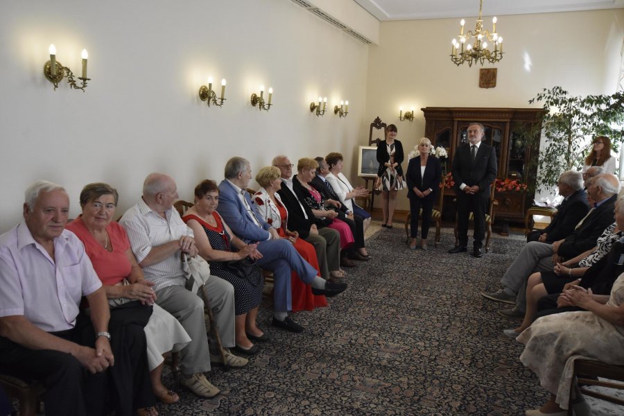 Prezydent Wojciech Szczurek wręczył medale za Długoletnie Pożycie Małżeńskie // fot. Lechosław Dzierżak