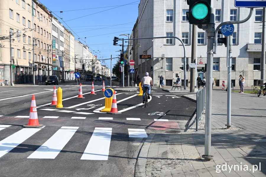 Na zielonym świetle rowerzysta skręca w prawo w al. Piłsudskiego