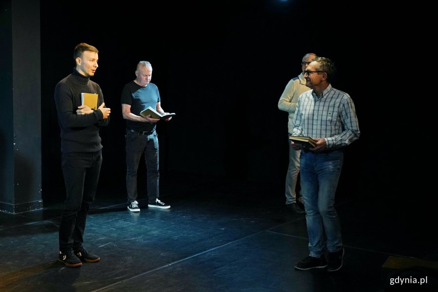 Zdjęcie z próby spektaklu „Gdyńscy GenTELLmani”. Gdynianie – aktorzy amatorzy i Filip Wójcik – aktor Teatru Gdynia Główna 