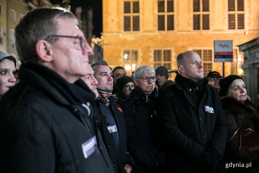 Od prawej: Bartosz Bartoszewicz, wiceprezydent Gdyni, Joanna Zielińska, przewodnicząca Rady Miasta Gdyni i Paweł Brutel, radny Gdyni, fot. Karol Stańczak. 