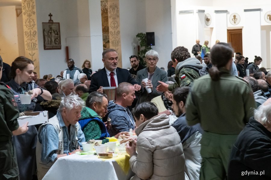 Gdyńskie śniadanie wielkanocne dla samotnych i potrzebujących, fot. Dawid Linkowski