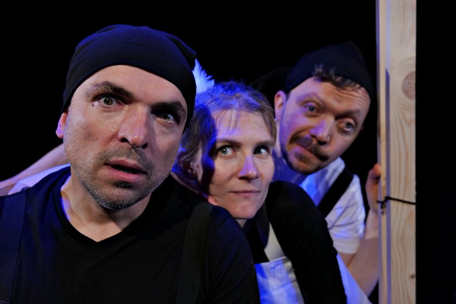Aktorzy grający w spektaklu „Nie płacz i nie ucz się płakać” Teatru Stajnia Pegaza, który będzie można obejrzeć w Teatrze Gdynia Główna