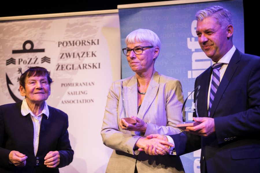 Nagrodę organizatorom Volvo Gdynia Sailing Days wręczyła przewodnicząca gdyńskiej Rady Miasta Joanna Zielińska // fot. Karol Stańczak
