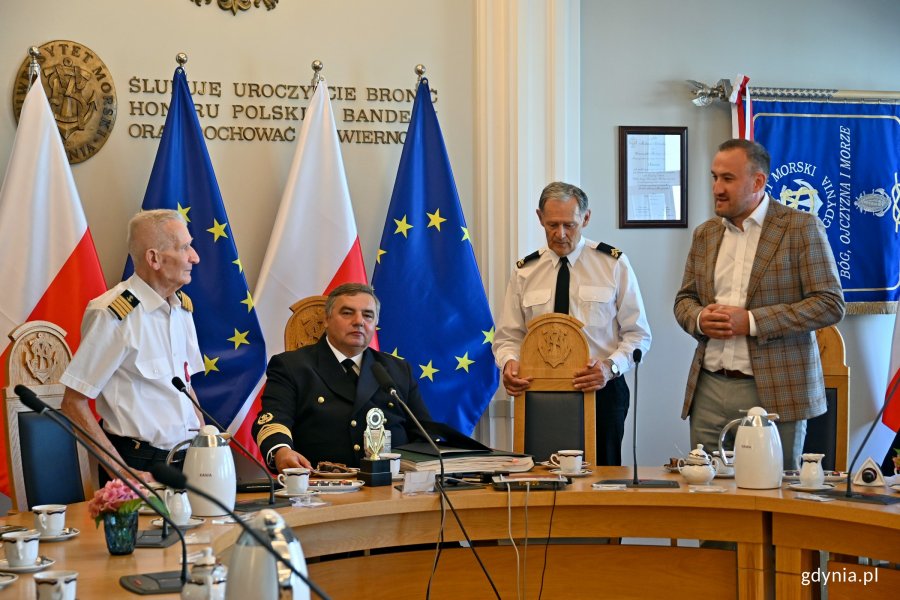 Od lewej: prof. dr kpt. ż. w. Daniel Duda, prof. dr hab. inż. kpt. ż. w. Adam Weintrit - rektor Uniwersytetu Morskiego w Gdyni, Aleksander Gosk - zastępca dyrektora Muzeum Marynarki Wojennej i wiceprezydent Gdyni Tomasz Augustyniak podczas uroczystości wręczenia profesorowi bulaju z pierwszego rejsu „Daru Młodzieży”