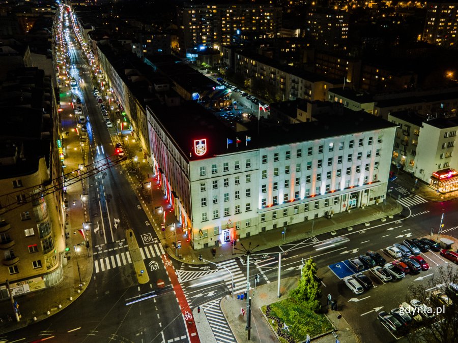 Budynek Urzędu Miasta Gdyni podświetlony na biało-czerwono // fot. Karol Stańczak