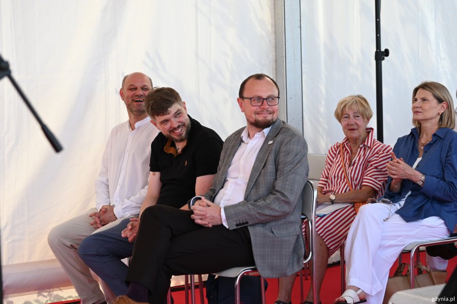 Na zdjęciu m.in.: wiceprzewodniczący Rady Miasta Gdyni Ireneusz Trojanowicz, radny Gdyni Dominik Aziewicz, dyrektor zarządzający ds. kultury i aktywności mieszkańc&oacute;w Mariusz Bzdęga i Honorata Krupka, skarbnik miasta Gdyni