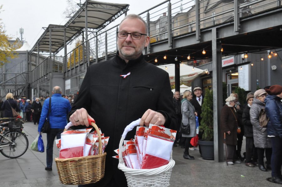 Flagi rozdawał wiceprezydent Gdyni Michał Guć // fot. Magdalena Czernek