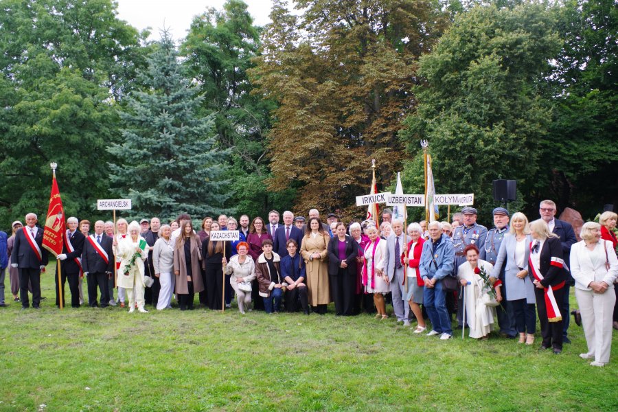 Na koniec uroczystości goście, w tym: parlamentarzyści, samorządowcy, goście i organizatorzy spotkali się na wsp&oacute;lnym zdjęciu w Parku Rady Europy 