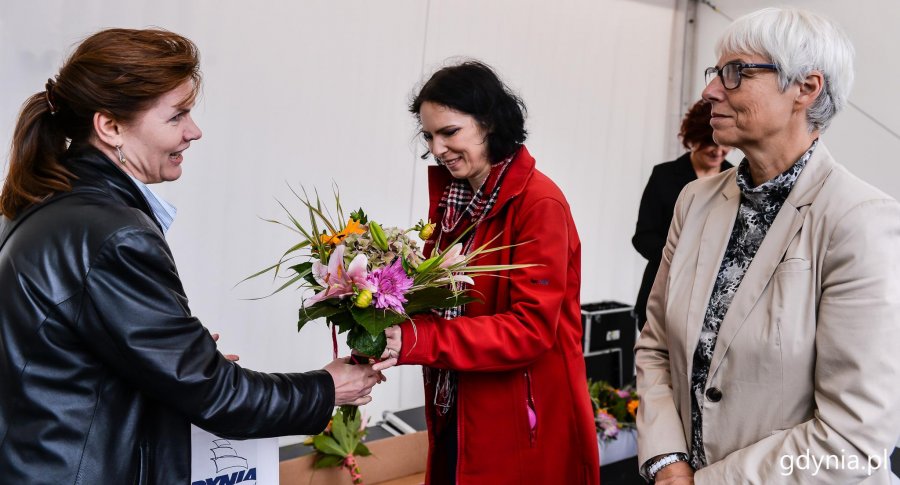 Laureaci konkursu "Gdynia w Kwiatach" odebrali z rąk przewodniczącej Rady Miasta Joanny Zielińskiej nagrody i wyróżnienia // fot. Przemysła Świderski