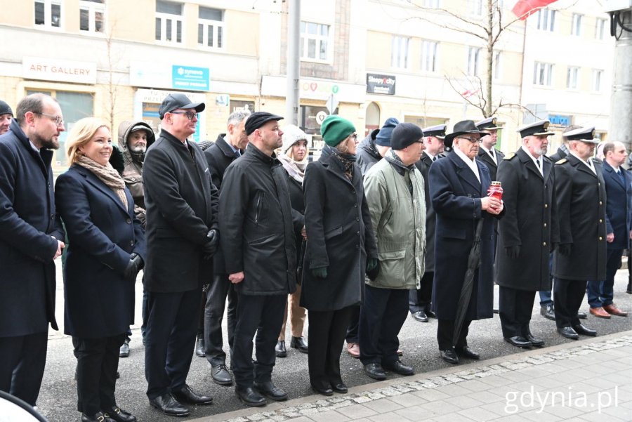 W uroczystościach wzięli udział parlamentarzyści i samorządowcy. Na zdjęciu (od lewej) m.in.: Mariusz Bzdęga, dyrektor zarządzający ds. kultury i aktywności mieszkańców, Oktawia Gorzeńska, wiceprezydentka Gdyni, Wojciech Kadłubański, prezes Stowarzyszenia Miłośników Gdyni, Ireneusz Trojanowicz, wiceprzewodniczący Rady Miasta Gdyni, Wioleta Tomczak, posłanka, Zenon Roda, żołnierze Marynarki Wojennej, Rafał Siemaszko, poseł (fot. Magdalena Starnawska)
