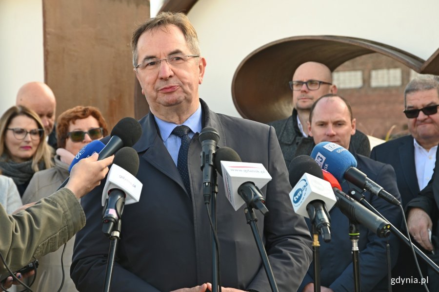 Poseł Stanisław Lamczyk w towarzystwie parlamentarzystów i samorządowców z Pomorza podczas briefingu na temat ustawy metropolitalnej 