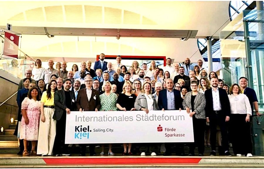 Grupa ludzi na schodach ratusza