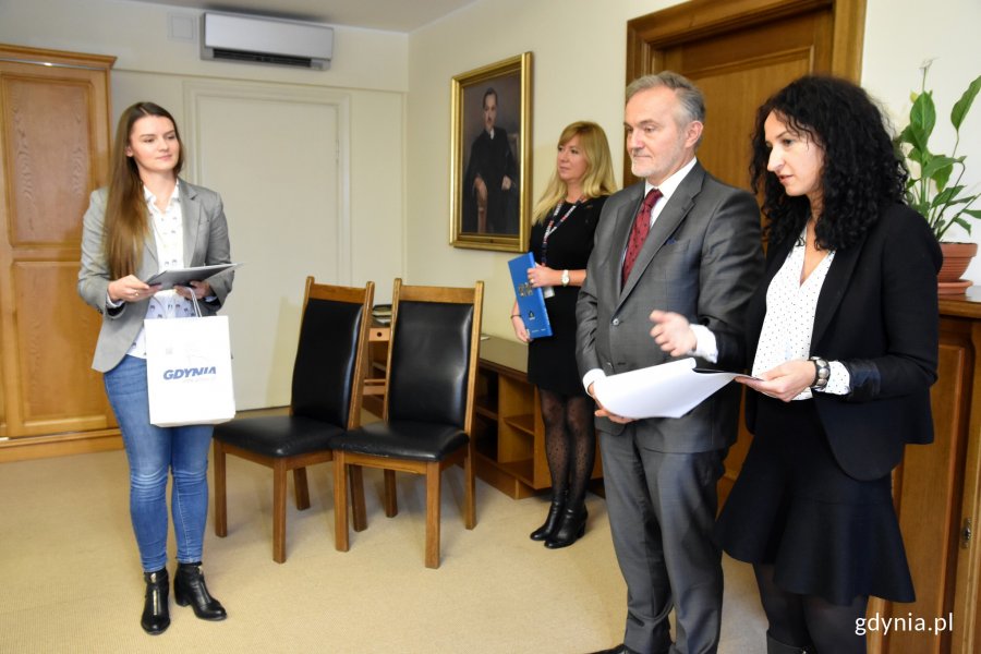 Prezydent Wojciech Szczurek wręcza nagrodę Rosicie Gołembiewskiej // fot. Magdalena Czernek