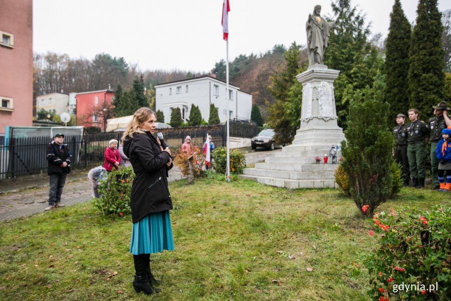 Izabela Nieżorowska ze Stowarzyszenia Nasze Leszczynki podczas uroczystości przed pomnikiem Ofiar I Wojny Światowej, którą zorganizowano z okazji Święta Niepodległości i symbolicznej setnej rocznicy powstania monumentu. W tle pomnik i uczestniczący w uroczystości mieszkańcy // fot. Karol Stańczak