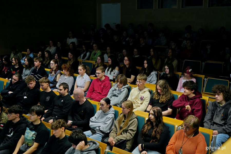 Młodzież z gdyńskich szk&oacute;ł podczas debaty &bdquo;Poza schematami&rdquo; 
