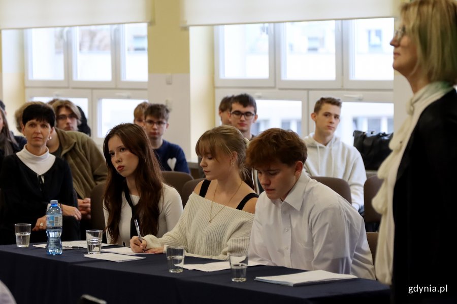 Debata Oksfordzka z tezą: „Szkoła częściej narusza prawa dziecka, niż je chroni”, na zdjęciu uczniowie klasy III A z IALO w Gdyni (fot. Katarzyna Balcerzak)