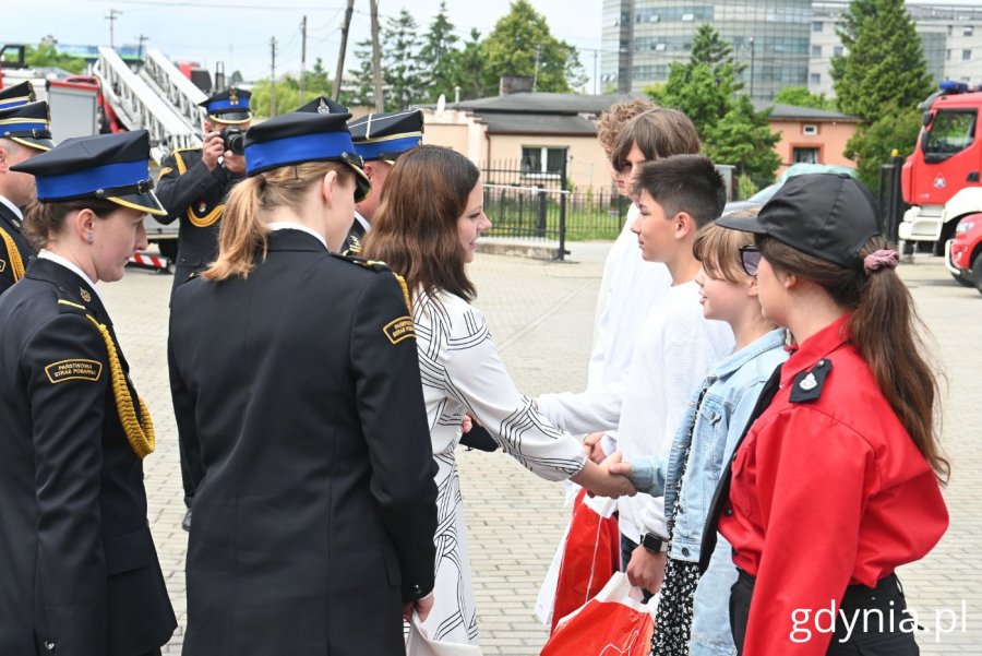 Aleksandra Kosiorek, prezydent Gdyni podczas wręczania nagród gdyńskim uczniom, którzy wzięli udział w Ogólnopolskiego Turnieju Wiedzy Pożarniczej „Młodzież Zapobiega Pożarom” (fot. Magdalena Starnawska) 