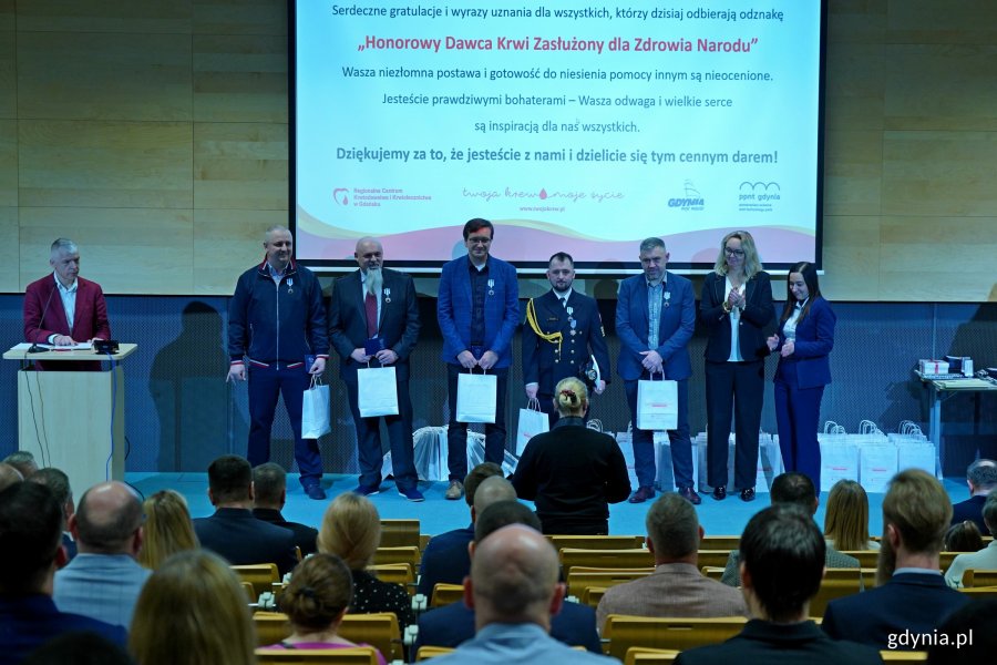 Odznaczeni honorowi dawcy krwi z Wejherowa wraz z dr hab. Marleną Robakowską &ndash; dyrektor Regionalnego Centrum Krwiodawstwa i Krwiolecznictwa w Gdańsku i Iwoną Piastowską &ndash; sekretarz miasta Wejherowa podczas gali w PPNT Gdynia (fot. Magdalena Czernek)