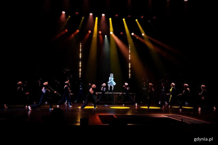 Zdjęcie z pr&oacute;by koncertu sylwestrowego &bdquo;Muzyczny swojemu miastu na 100-lecie&rdquo;. Scena zbiorowa