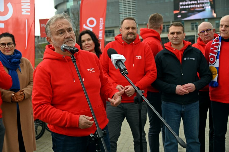 Prezydent Gdyni Wojciech Szczurek podczas briefingu przed Ergo Areną. Z tyłu (od lewej): prezydentka Gdańska Aleksandra Dulkiewicz, radna Gdyni Anna Myszka, wiceprezydent Gdyni Marek Łucyk, Marcin Majek – wójt Kosakowa, Piotr Wittbrodt – zastępca burmistrza Rumi i burmistrz Żukowa Wojciech Kankowski