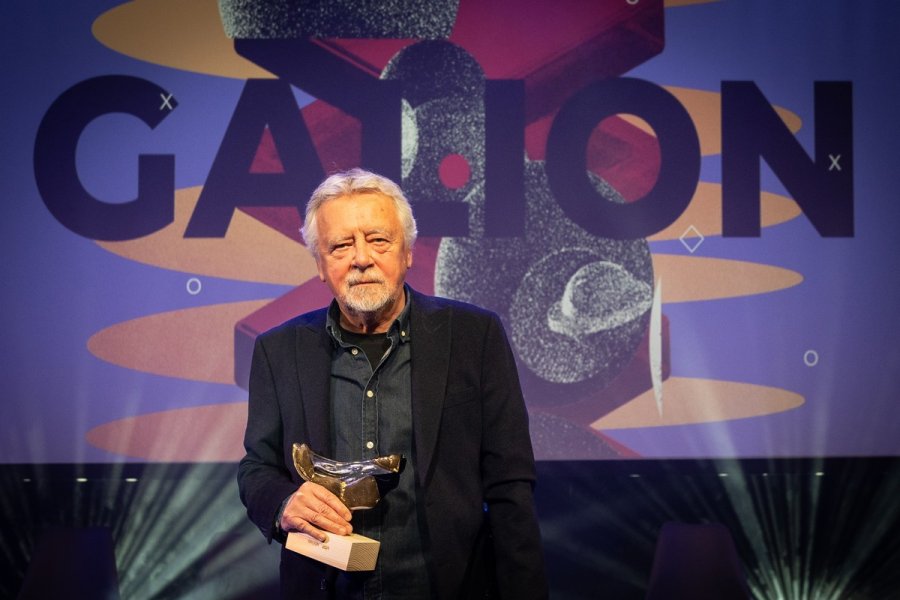 Laureat Janusz Stanisław Osicki ze statuetką Galionu Gdyńskiego