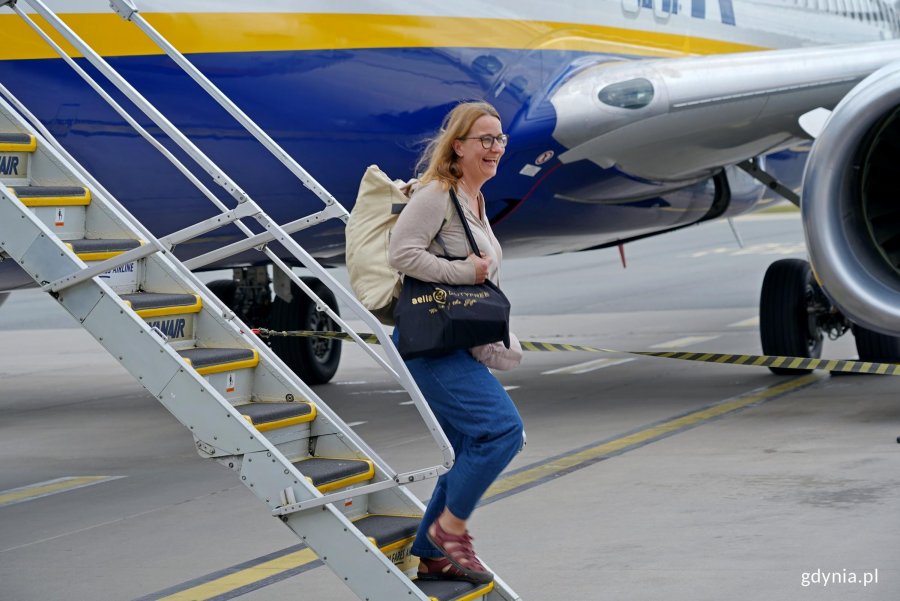 Pani Aleksandra z Gdyni, 20-milionowa pasażerka linii Ryanair w Gdańsku, wychodząca z samolotu 