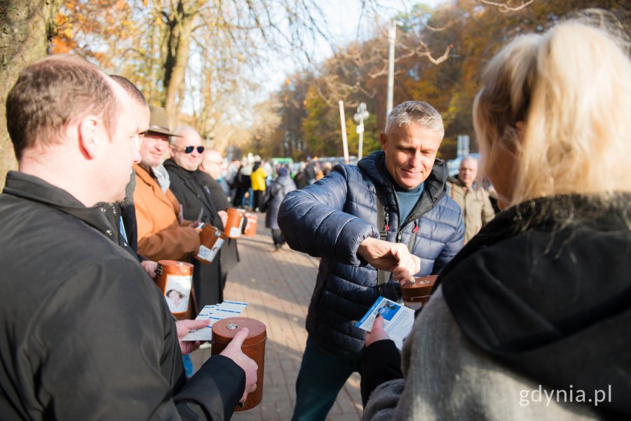 Poseł Rafał Siemaszko i radny miasta Marcus da Silva podczas kwesty na rzecz gdyńskiego hospicjum