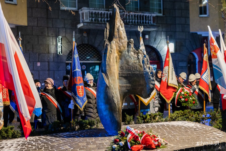 Ludzie zgromadzeni przy pomniku