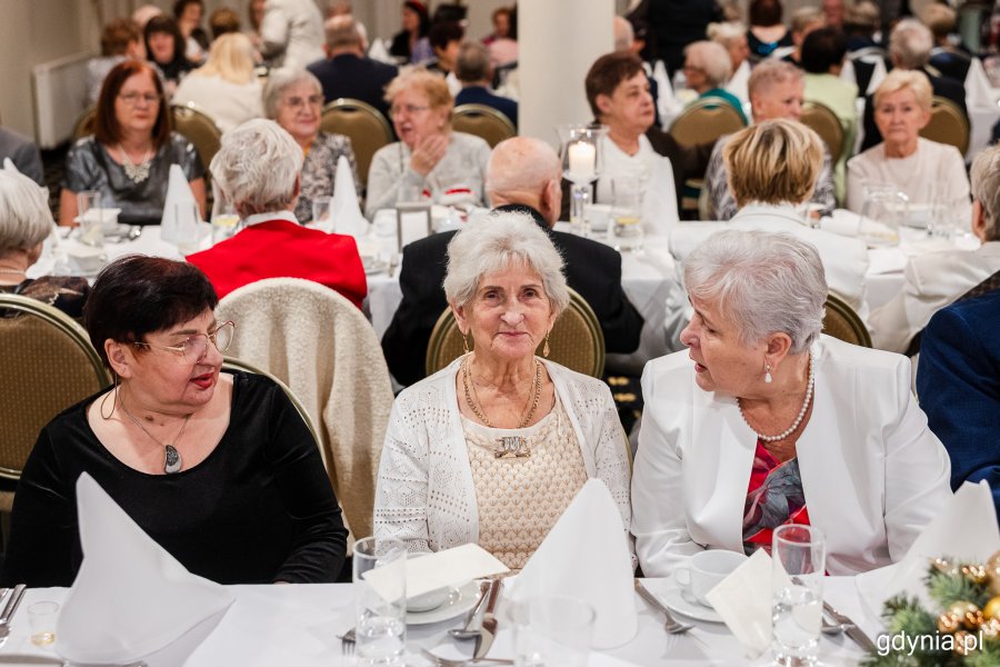 Seniorzy przy świątecznym stole