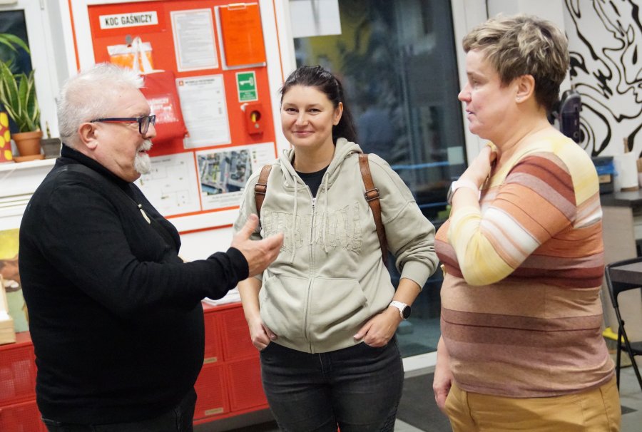 Urodzinowe spotkanie w Wymiennikowni. Od lewej wiceprzewodniczący RD Chylonia Marek Dąbrowski, radna miasta Emilia Rogała oraz radna Beata Horała (fot. Karolina Ford-Kłopotowska, Laboratorium Innowacji Społecznych)