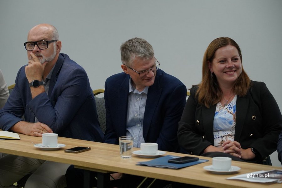 Na zdjęciu (od lewej): specjalista w Wydziale Strategii Urzędu Miasta Gdyni Maurycy Rzeźniczak, wiceprezydent Gdyni Rafał Geremek, prezydent Gdyni Aleksandra Kosiorek (fot. Magdalena Starnawska)