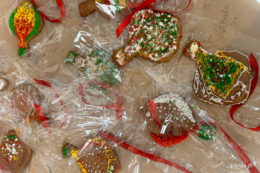 Projekt &bdquo;Wyjście z klasą&rdquo; w Muzeum Miasta Gdyni, za zdjęciu uczniowie z SP 52 podczas warsztat&oacute;w zdobienia piernik&oacute;w (fot. Katarzyna Balcerzak)