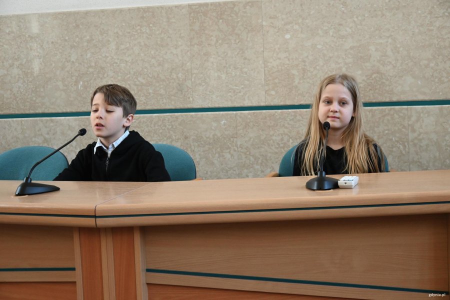 Dwoje dzieci na m&oacute;winicy