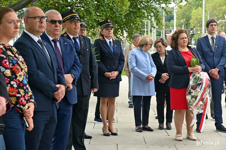 Uczestnicy uroczystości z okazji 43. rocznicy strajków sierpniowych i podpisania porozumień sierpniowych zgromadzeni przed pomnikiem Ofiar Grudnia 1970 roku na placu Wolnej Polski // fot. Magdalena Czernek