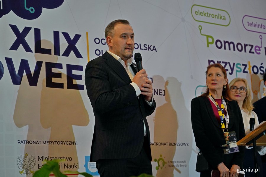 Wiceprezydent Gdyni Tomasz Augustyniak przemawiający podczas gali finałowej Og&oacute;lnopolskiej Olimpiady Wiedzy Elektrycznej i Elektronicznej 