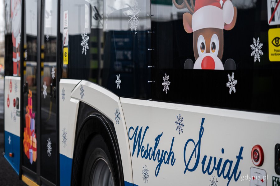 Przyozdobiony świątecznie trolejbus, który będzie przez najbliższe dni woził pasażerów na liniach ZKM Gdynia (fot. Kamil Złoch)