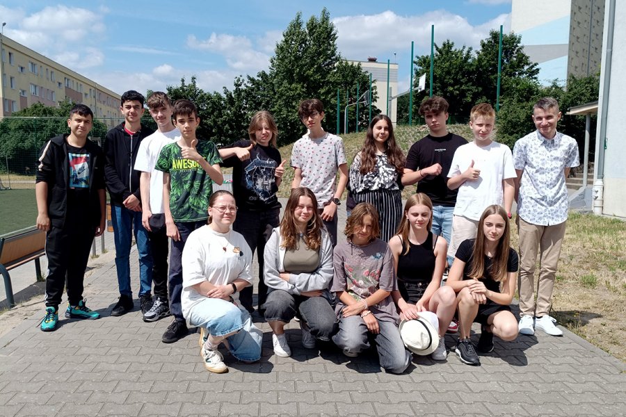 grupa uczniów na dworze