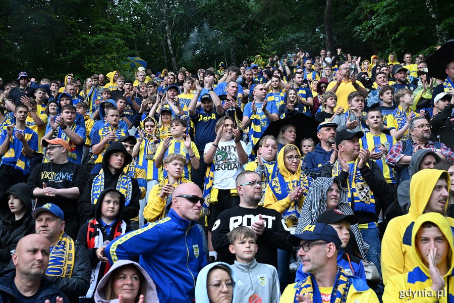 XII Spotkanie Międzypokoleniowe kibiców Arki Gdynia na słynnej „Górce” przy ulicy Ejsmonda - kibice uczestniczący w wydarzeniu (fot. Michał Puszczewicz)