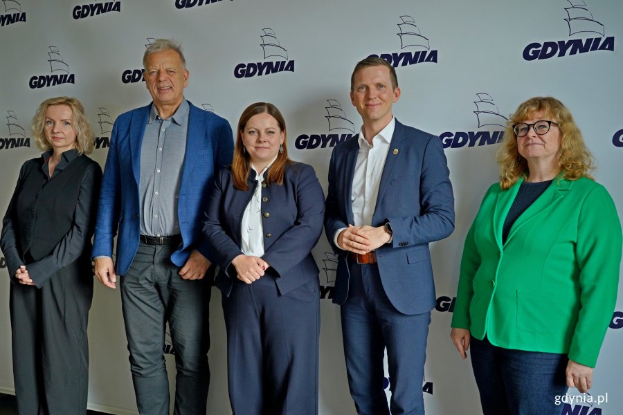 Od prawej: Joanna Leman – kierownik Referatu Współpracy z Zagranicą, Mathias Bernander – prezydent Kristiansandu, prezydent Gdyni Aleksandra Kosiorek, Øyvind Lyngen Laderud – koordynator ds. Międzynarodowych Urzędu Miasta Kristiansandu i Anna Czerwińska z Referatu Współpracy z Zagranicą podczas spotkania w Urzędzie Miasta Gdyni 